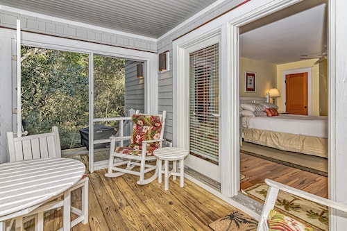 Nestled in Keepers Landing neighborhood at this cozy two bedroom home! Access to both clubs