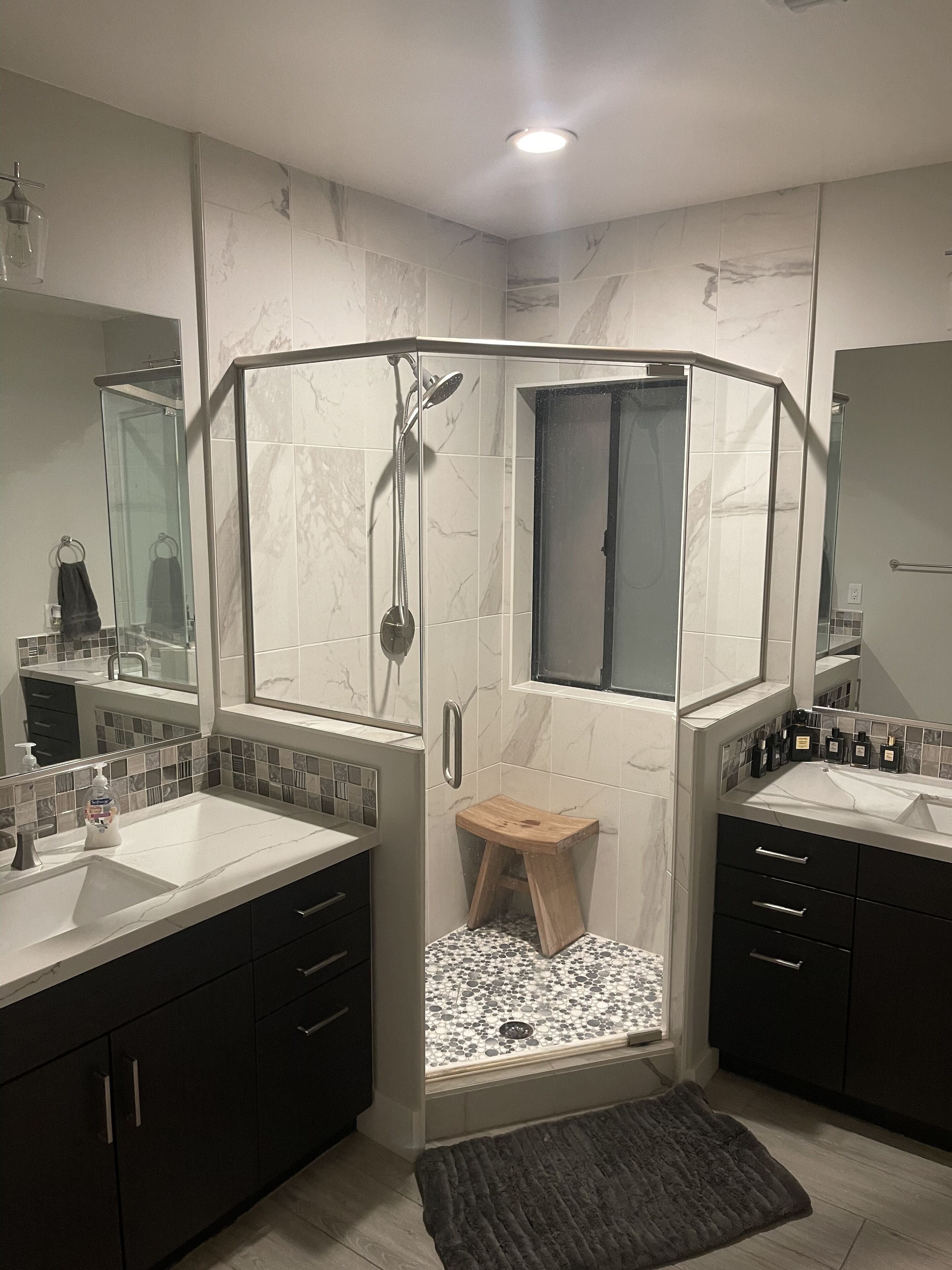 Shower, jetted bath, hair dryer, towels