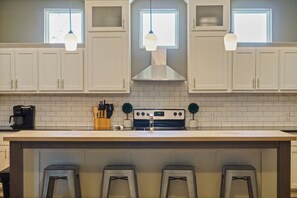 Fridge, microwave, oven, stovetop - Tranquil Backyard, Clean Open-Concept, Fresh Decor, Great Location, Nice Kitchen (Oklahoma City)