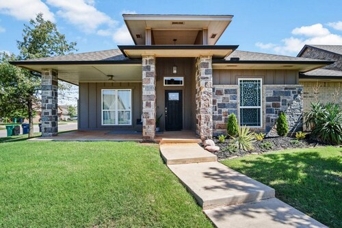 Tranquil Backyard, Clean Open-Concept, Fresh Decor, Great Location, Nice Kitchen