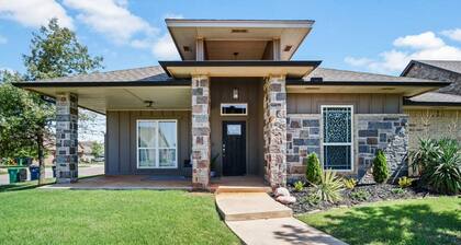 Tranquil Backyard, Clean Open-Concept, Fresh Decor, Great Location, Nice Kitchen