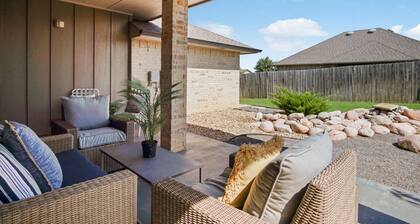 Tranquil Backyard, Clean Open-Concept, Fresh Decor, Great Location, Nice Kitchen
