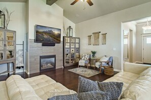 Smart TV - Tranquil Backyard, Clean Open-Concept, Fresh Decor, Great Location, Nice Kitchen (Oklahoma City)
