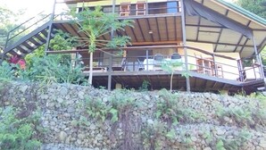 Un bâtiment à deux étages, doté d’un toit en pente et d’un balcon.