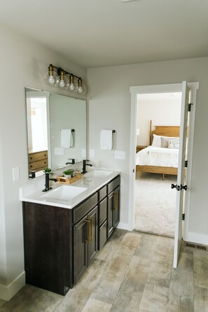 5 bedrooms, iron/ironing board, free WiFi, bed sheets - SoHa Escape - Indoor pool, hot tub (South Haven)