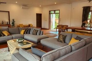 Smart-tv, dvd-afspiller, bøger, kontorer