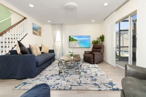 智能电视、电子游戏、桌上足球