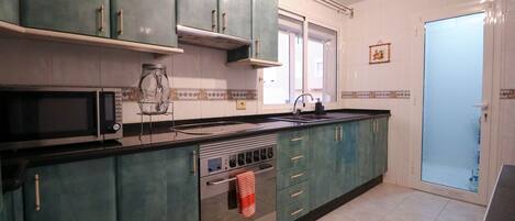 Frigorífico, microondas, horno y placa de cocina