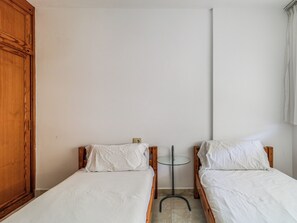 2 makuuhuonetta, silitysrauta/-lauta, vuodevaatteet