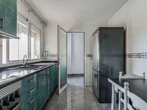 Jääkaappi, mikroaaltouuni, uuni, liesi