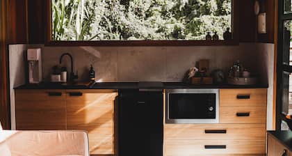 Luxury Tiny home, Outdoor bath, Infrared Sauna, Fire pit