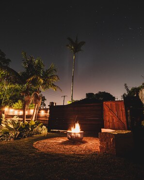 Property grounds - Luxury Tiny home, Outdoor bath, Infrared Sauna, Fire pit (Cardiff South)