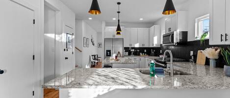 ثلاجة، ميكروويف، فرن، موقد طهي مسطح