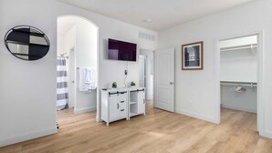 Ein modernes Badezimmer mit Dusche, Waschtisch inklusive Spiegel und Toilette.