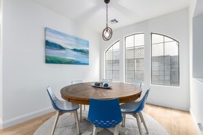 Dining - San Michelle Luxury Escape -Mesa (Mesa)