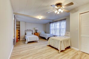 6 bedrooms, free WiFi, bed sheets