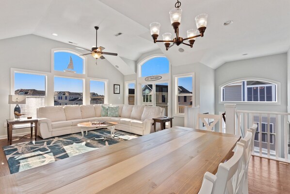 Flachbildfernseher, Kamin, Tischfußball