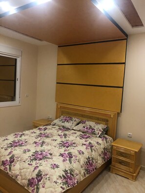 5 bedrooms, iron/ironing board, WiFi, bed sheets