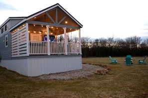 Property grounds - Tiny Grey with Loft: Twin Lakes Tiny Homes of Okmulgee (Okmulgee County)