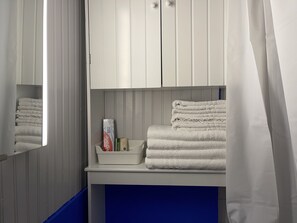 Doccia, asciugacapelli, asciugamani, sapone