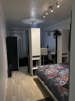 1 camera, una scrivania, ferro/asse da stiro, Wi-Fi gratuito