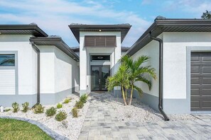 Exterior - Paradiso - Modern Style Vacation Villa (Cape Coral)