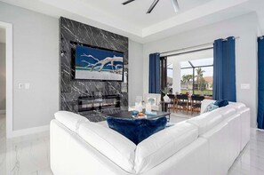 Smart TV - Paradiso - Modern Style Vacation Villa (Cape Coral)