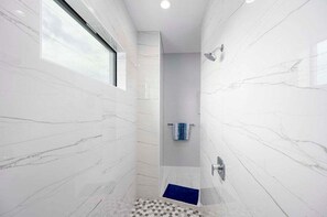 Bathtub, hair dryer, towels - Paradiso - Modern Style Vacation Villa (Cape Coral)