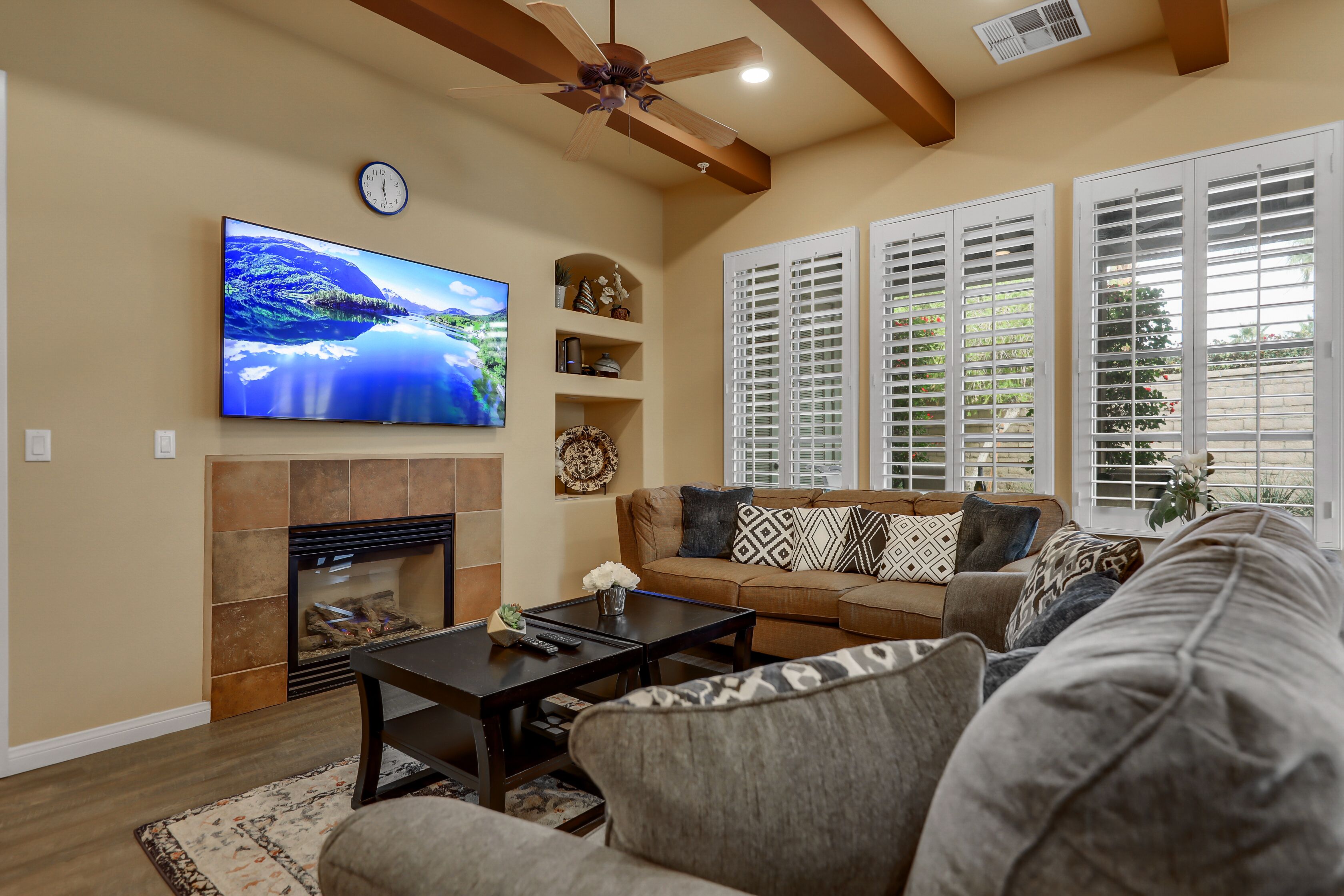 Smart TV, fireplace