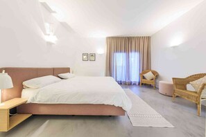 6 bedrooms, internet, bed sheets, wheelchair access