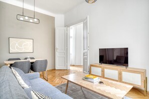 Télévision, chaîne hi-fi