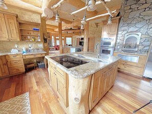 Fridge, microwave, oven, stovetop - Granite Ridge Lodge | 5 Bed, 3.5 Bath (Keystone)