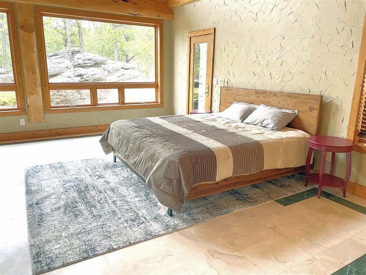 5 bedrooms, iron/ironing board, WiFi, bed sheets