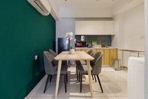 Estúdio urbano | Cozinha privada | Geladeira, micro-ondas, talheres/pratos/utensílios de cozinha