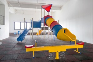 Zona de juegos infantil cubierta