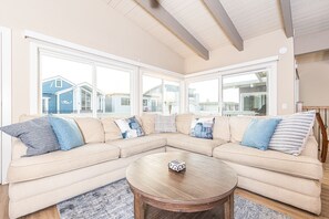 TV - Tastefully Casual Condo with Large Deck and AC (Newport Beach)