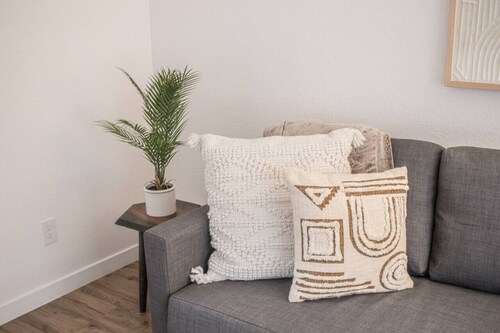 Easy Self Check In 2BD1BA Renovated  Hidden Gem