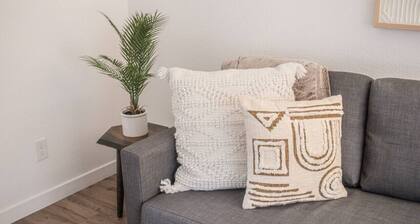 Easy Self Check In 2BD1BA Renovated Hidden Gem