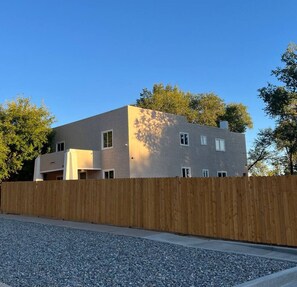 Exterior - Easy Self Check In 2BD1BA Renovated  Hidden Gem (Pueblo)
