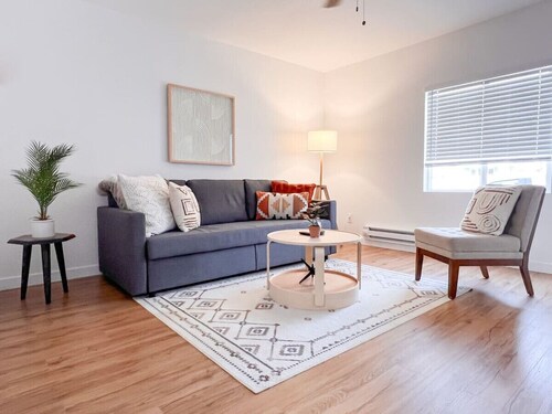 Easy Self Check In 2BD1BA Renovated  Hidden Gem