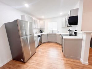 Jääkaappi, mikroaaltouuni, uuni, liesi