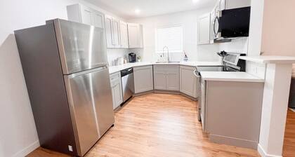 Easy Self Check In 2BD1BA Renovated Hidden Gem