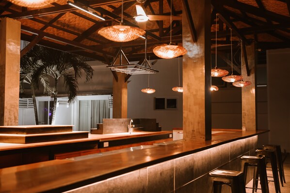 Bar en bord de piscine