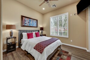 1 bedroom, iron/ironing board, free WiFi, bed sheets - Single story Luxurious 1 BR 1 BA Kitchen Living Resort Pools Gym (La Quinta)