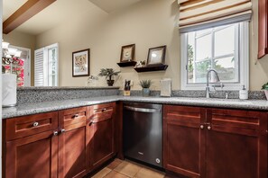 Hair dryer, towels, soap, shampoo - Single story Luxurious 1 BR 1 BA Kitchen Living Resort Pools Gym (La Quinta)