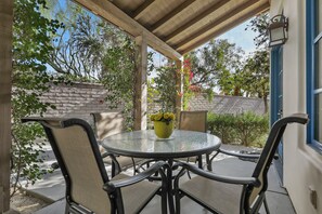 Outdoor dining - Single story Luxurious 1 BR 1 BA Kitchen Living Resort Pools Gym (La Quinta)