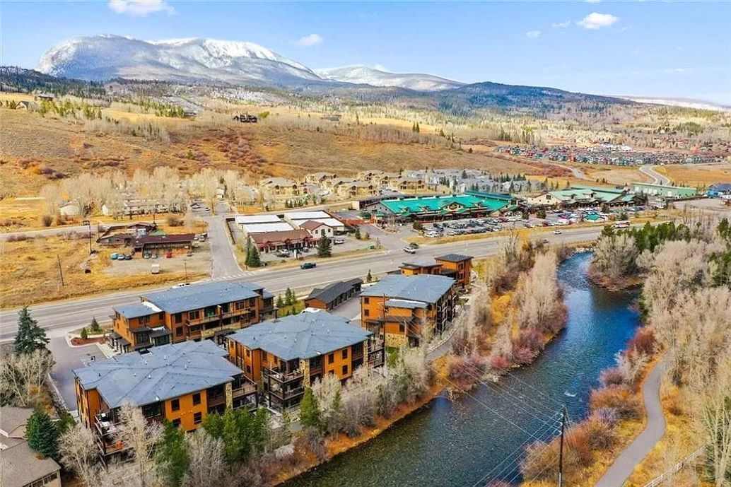 Fishing Retreat: Serene 2BR Ski Condo Along the Blue River w/ Mountain views