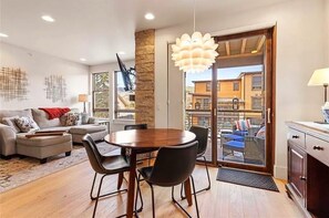 Smart TV y chimenea 