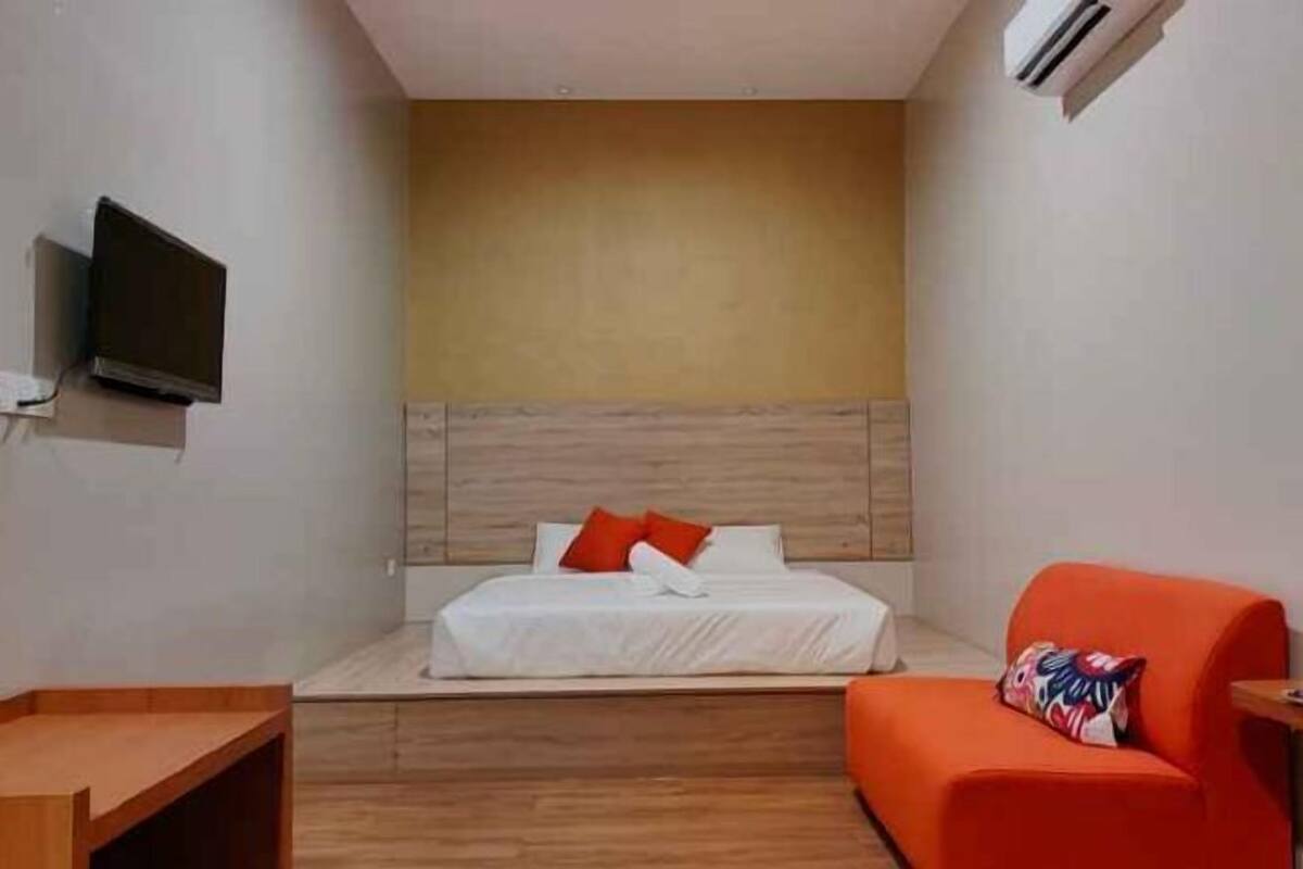 1 bedroom, blackout drapes, soundproofing, iron/ironing board