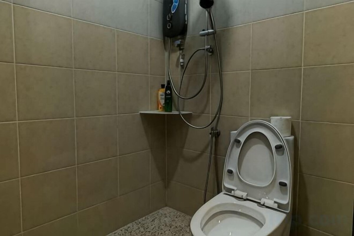 Badezimmer | Dusche, Regendusche, Haartrockner, Hausschuhe